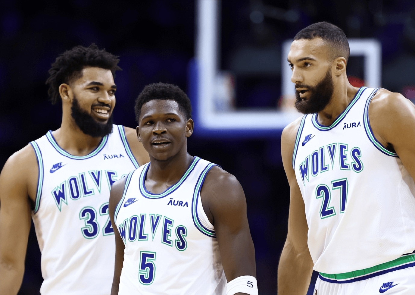 埃梅里告别阿尔巴：当初你被不情愿地改造成边后卫，要给你个拥抱（埃梅里送别阿尔巴：当年被迫改打边后卫，如今以拥抱致意）