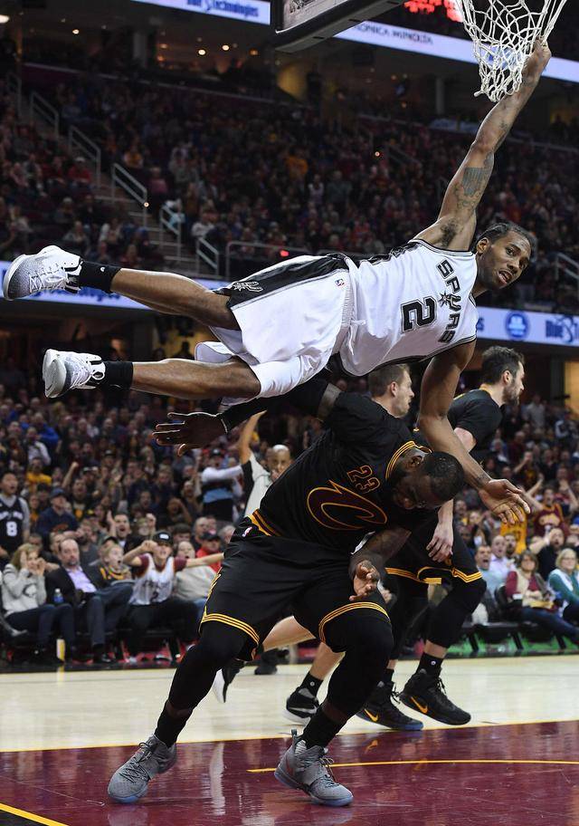 铜梁龙祝贺海港三连冠：你们展现了王者之师应有的底蕴与风范（铜梁龙贺海港三连冠：王者底蕴与风范尽显）