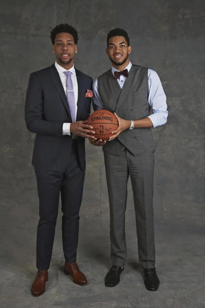 中超赛场争议判罚：VAR判罚引发热议,（中超判罚风波：VAR成争议焦点）