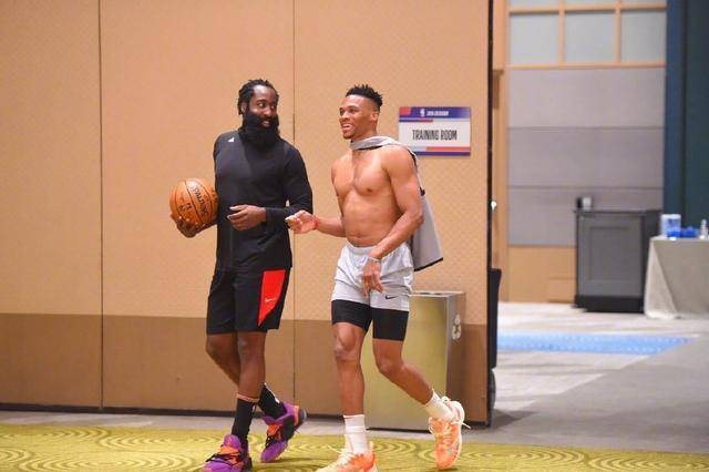 国安官方：李磊右大腿股二头肌拉伤，预计伤缺4周（北京国安官宣：李磊右大腿股二头肌受伤，预计缺阵四周）