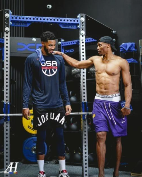 NBA菜鸟观察站：最佳争夺渐成三足鼎立之势，小角色主宰大舞台（NBA新秀观察：最佳之争三强鼎立，角色球员撑起大场面）