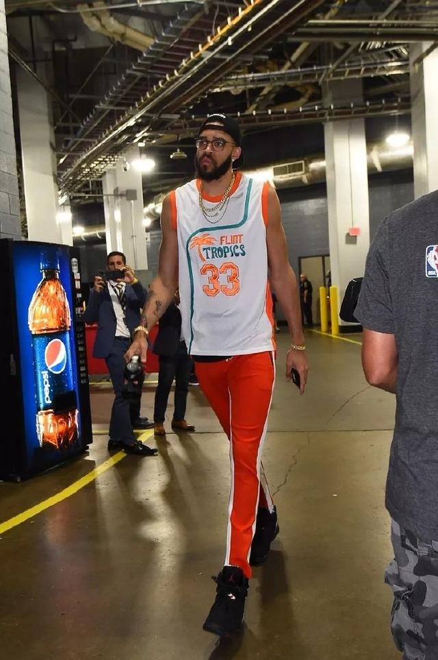 足球国足公布出征名单，多名主力如期入选（国足公布出征名单，多位主力顺利入选）