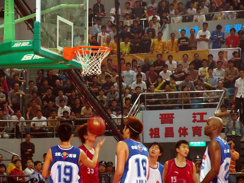 马格德堡球员庆祝进球，不幸跌入2.7米深的沟中但安全逃出（马格德堡球员进球庆祝时失足坠入2.7米深沟，已平安脱困）